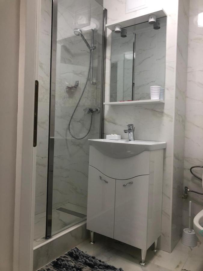 Tudor Apartment Braila Bagian luar foto